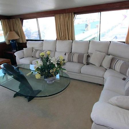 Hotel Yacht Our Alissa Sant Adria de Besos Luaran gambar