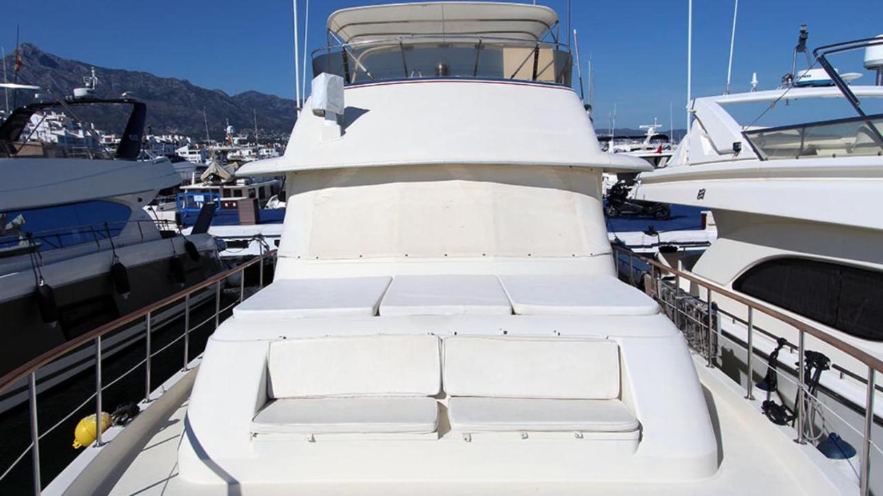 Hotel Yacht Our Alissa Sant Adria de Besos Luaran gambar