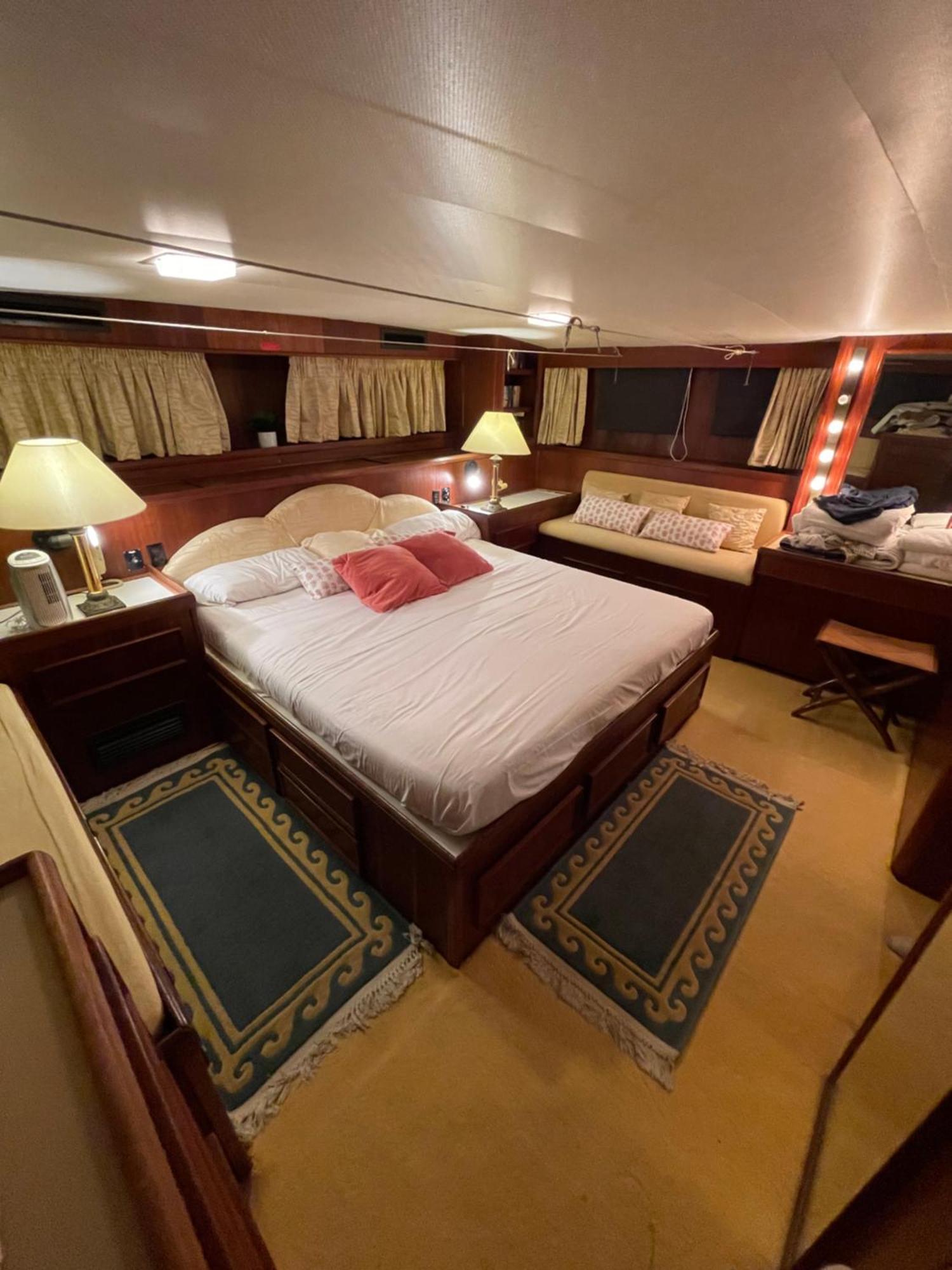 Hotel Yacht Our Alissa Sant Adria de Besos Luaran gambar